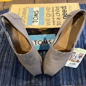 BRAND NEW (NWT) Toms Women Classic Slip-On Size 8. #001001B07. Color Ash Canvas